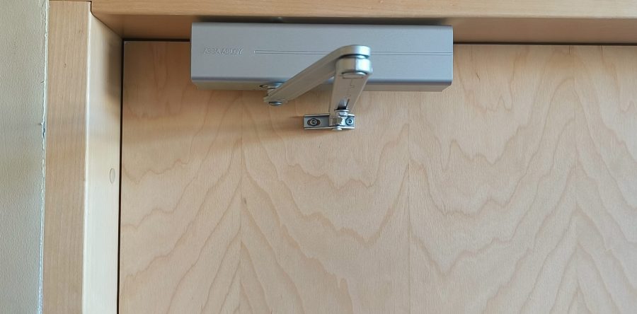 International School of Estonia võimla tuletõkkeukse sulgur