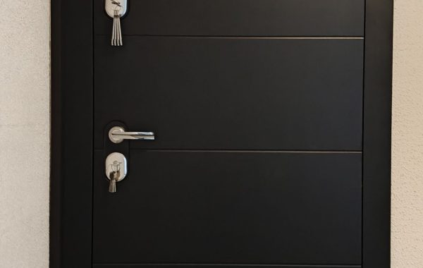 Kannikese 16, Saku uus MG3-Wenge korteri välisuks