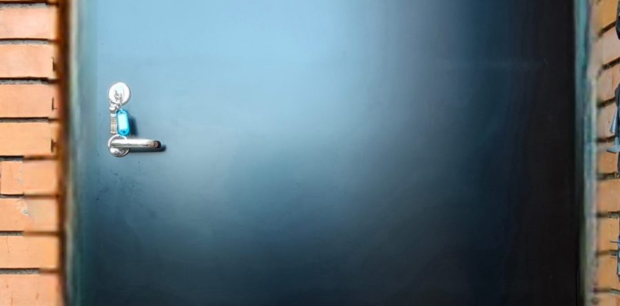 Keskuse tee, Kurtna eramajale paigaldatud uued silemetallist välisuksed