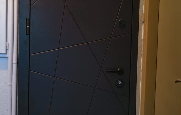 Ehitajate tee 58, Tallinn paigaldatud uus tuletõkke korteri välisuks Supreme Titan EI30