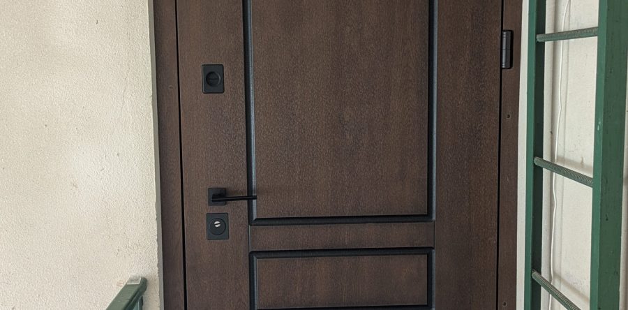 Tormi 2, Kärdla, Hiiumaa paigaldatud uus korteri välisuks Supreme Thermo